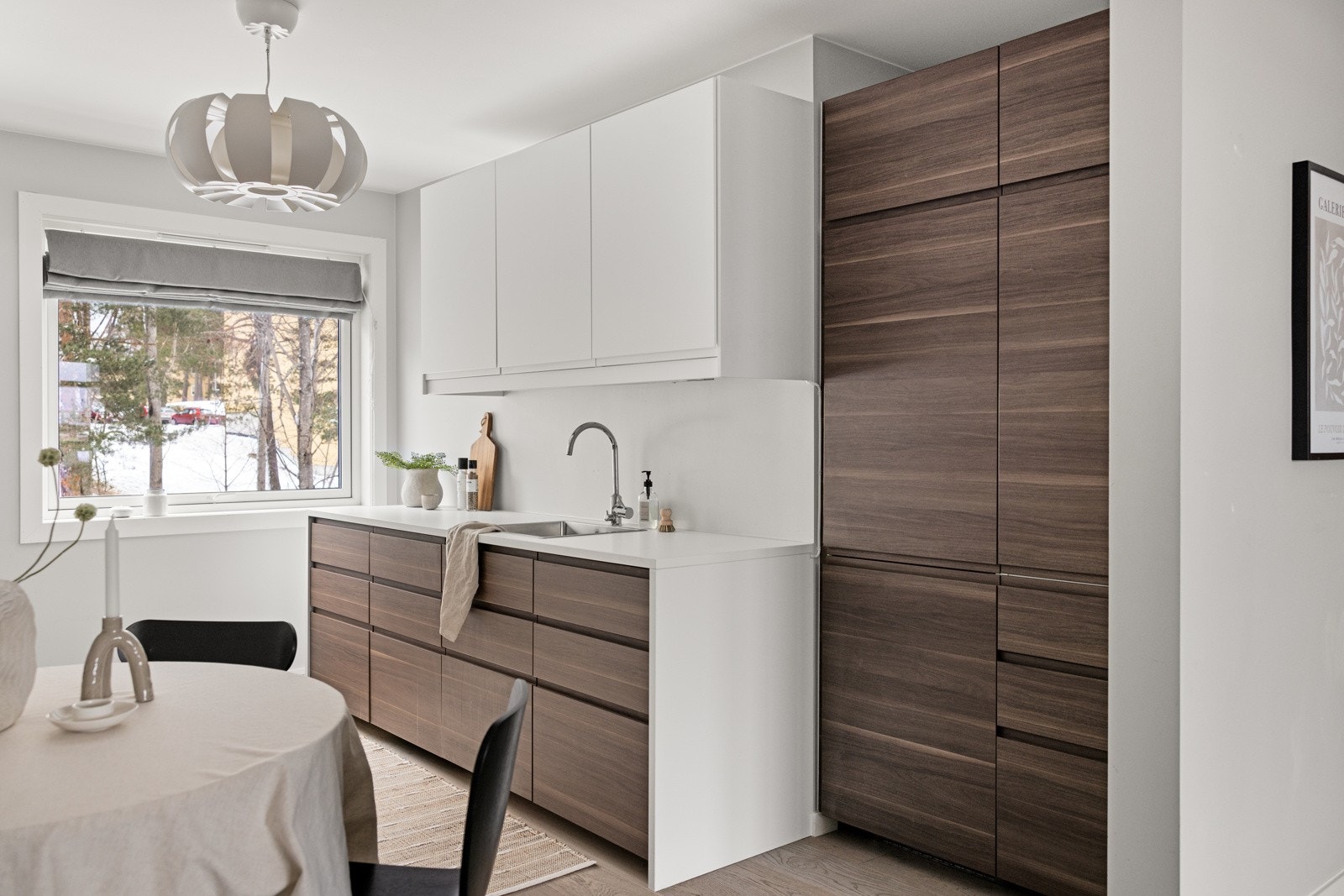 Lekkert og moderne kjøkken som består av glatte fronter og benkeplate i laminat. Galleribilde
