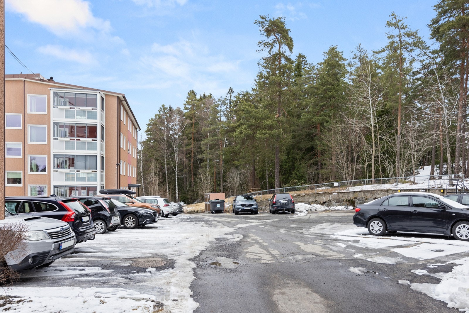 Mulighet å leie garasjeplass eller utendørs biloppstillingsplass med/uten lader. Galleribilde