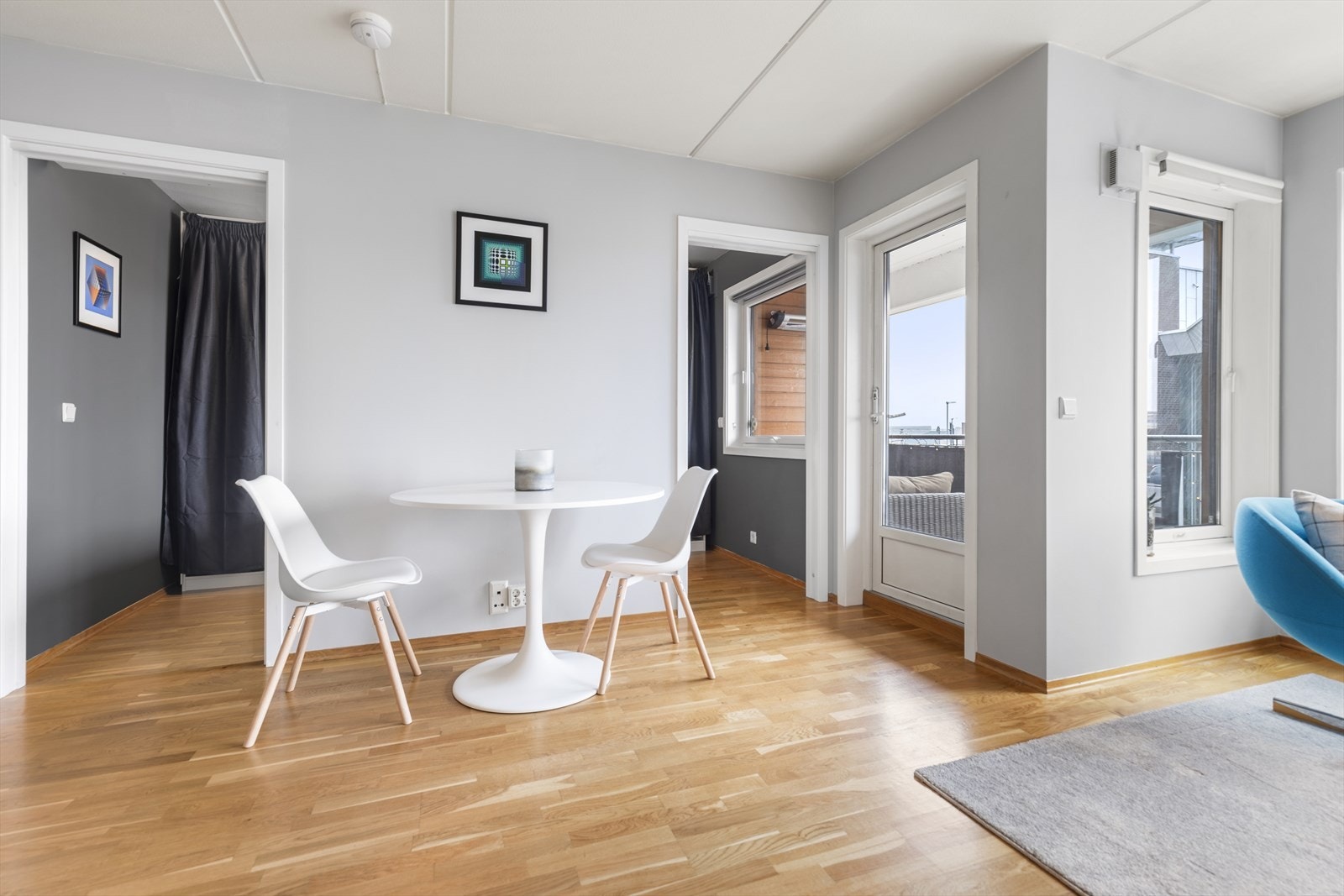 Soverommet har skyvedører på hver sin side av sengen. Galleribilde
