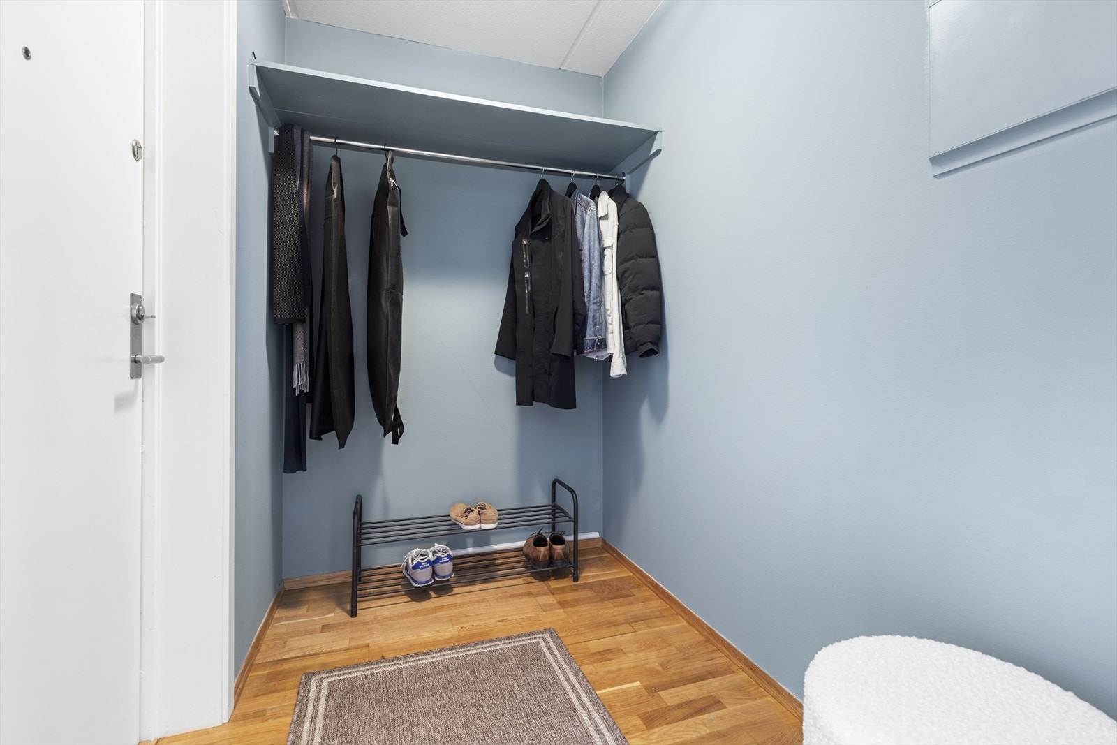 Velkommen inn! Lysmalt entrè, hvor det kan være muligheter for å sette inn en skyvedørsgarderobe. Med dør-calling slipper du gjestene enkelt inn fra bakkeplan. Galleribilde