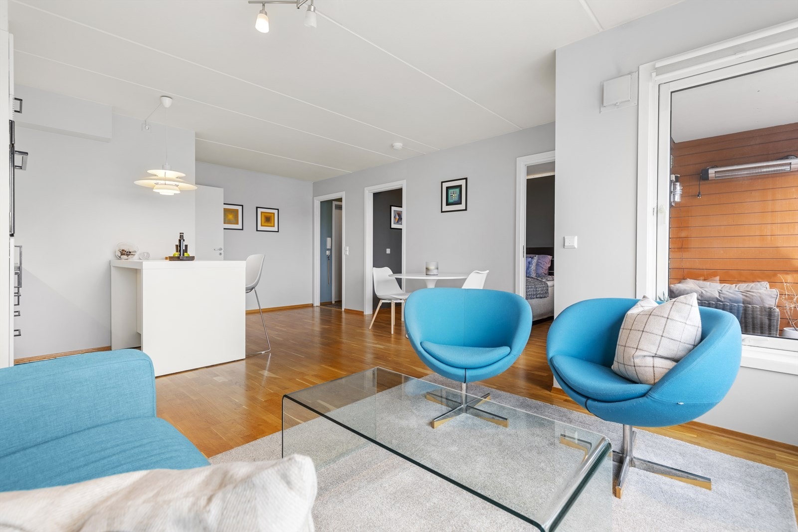 Dette er en lys 2-roms leilighet beliggende i 4. etasje med balkong og garasjeplass, rett ved Lillestrøm togstasjon. Galleribilde