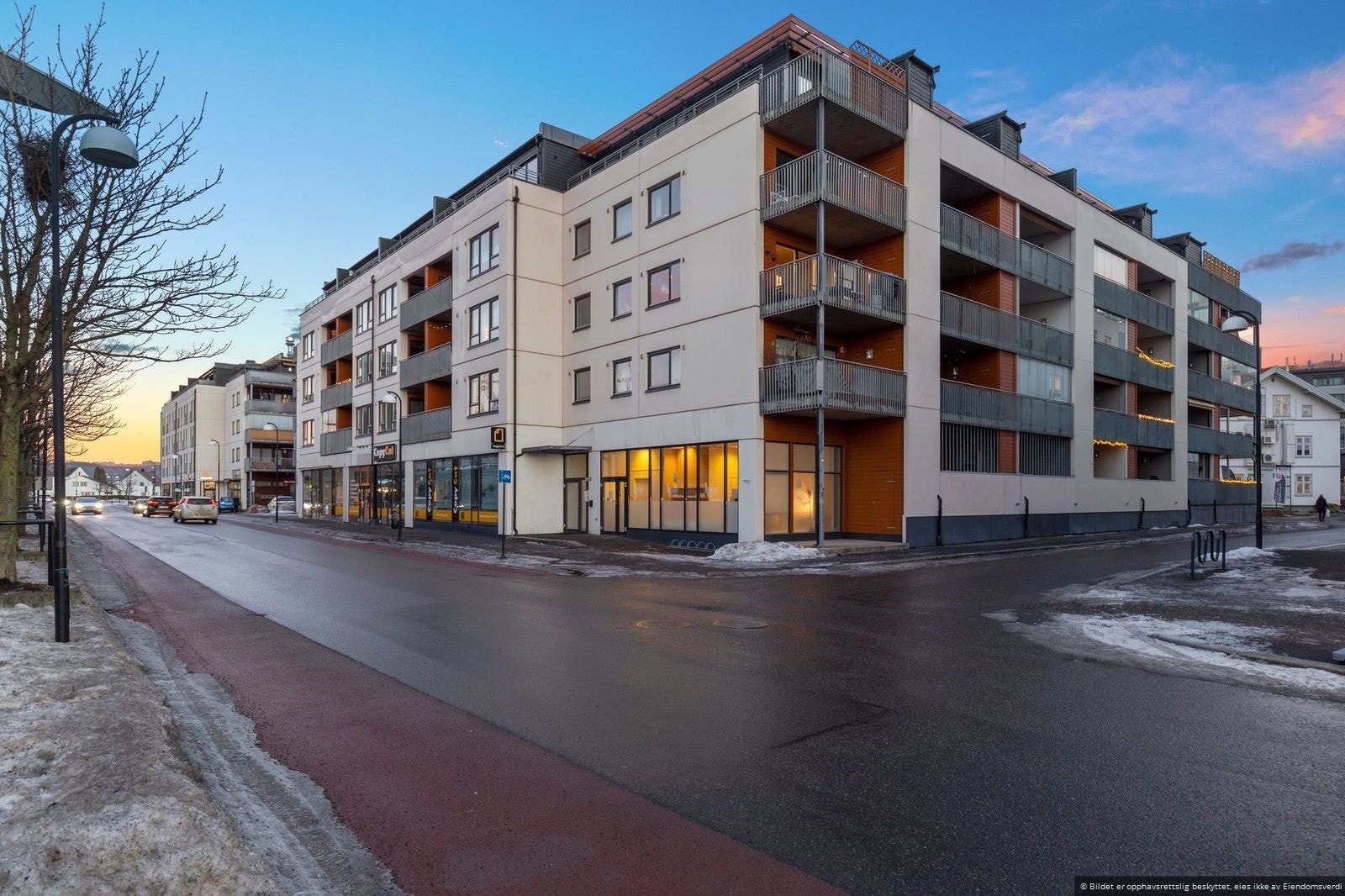 Leiligheten ligger i umiddelbar nærhet til Lillestrøm stasjon og byens brede tilbud av kultur, kaféliv, restauranter og shopping. Galleribilde