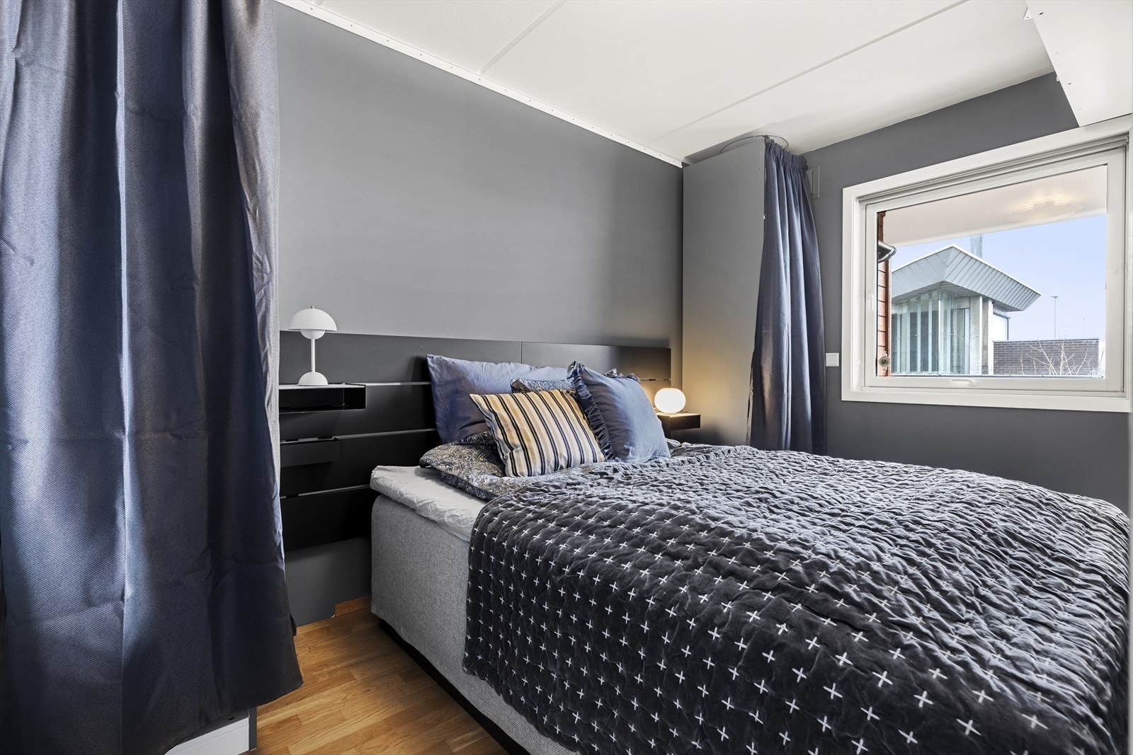 Soverom med plass til dobbeltseng, nattbord og garderobeskap. Galleribilde