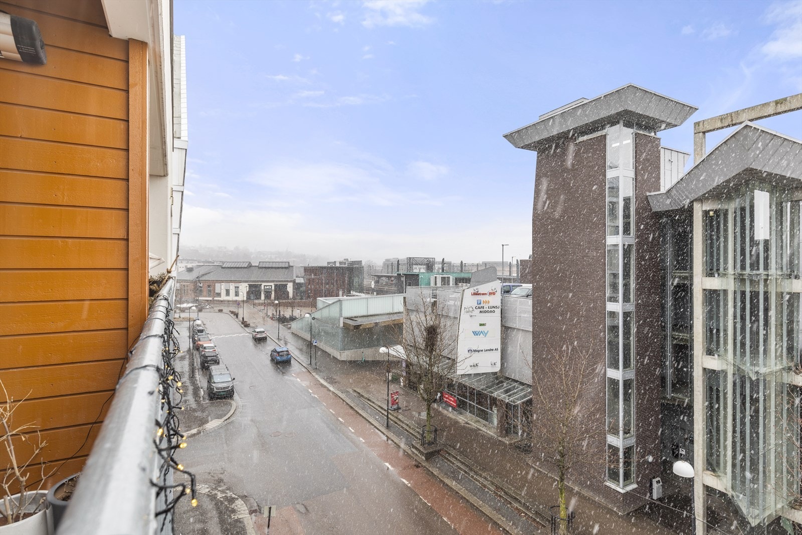 Utsikt mot togstasjonen og SATS treningssenter! Galleribilde