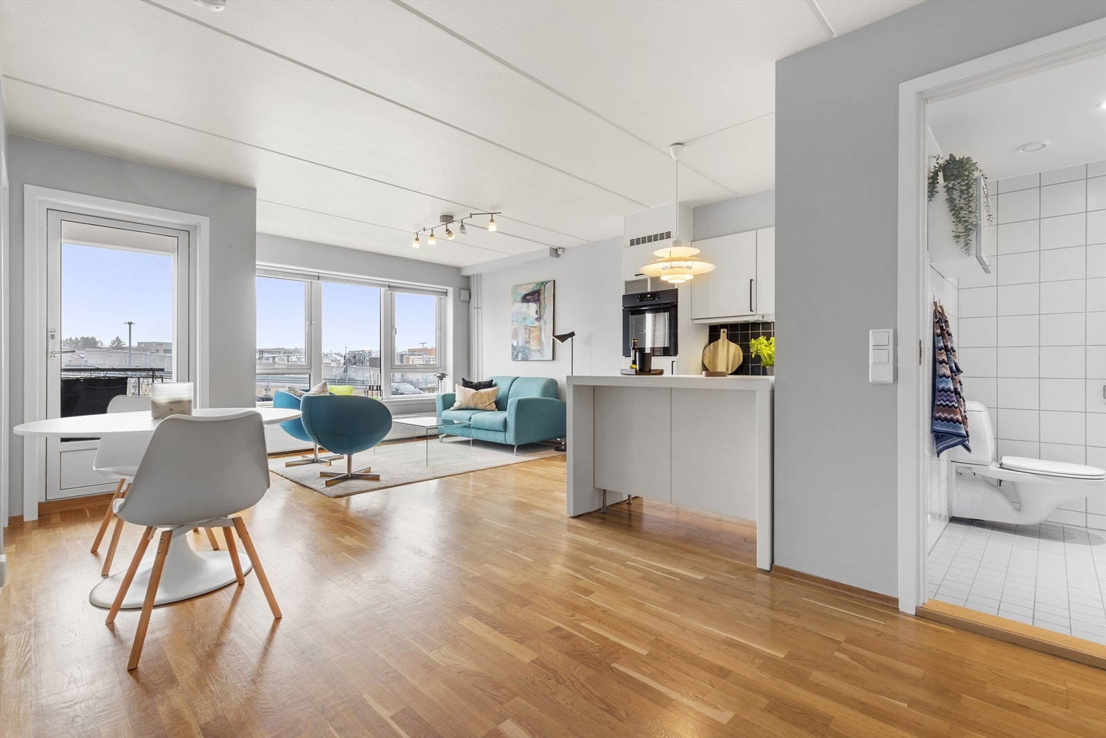Det er god takhøyde i oppholdsrom på 2,44 meter. Gulv er av parkett. Galleribilde