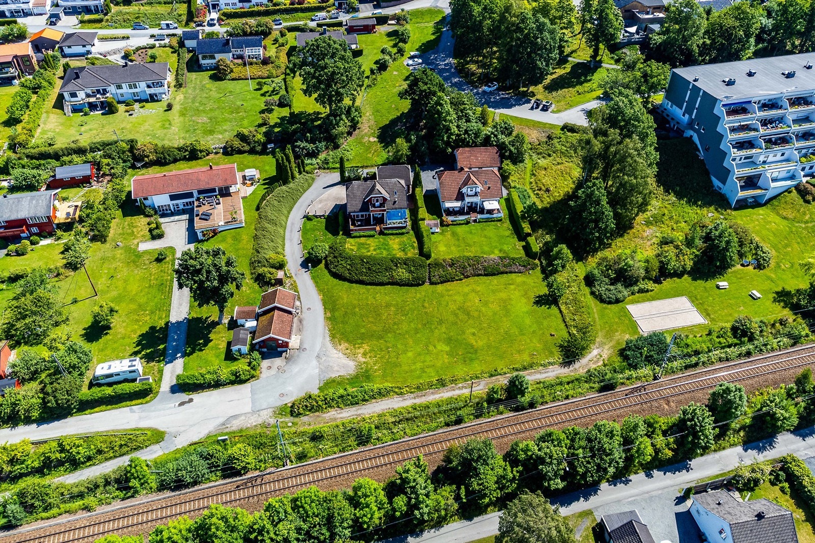 Nabolaget domineres av store hager som setter et grønt og landlig preg på omgivelsene. Galleribilde