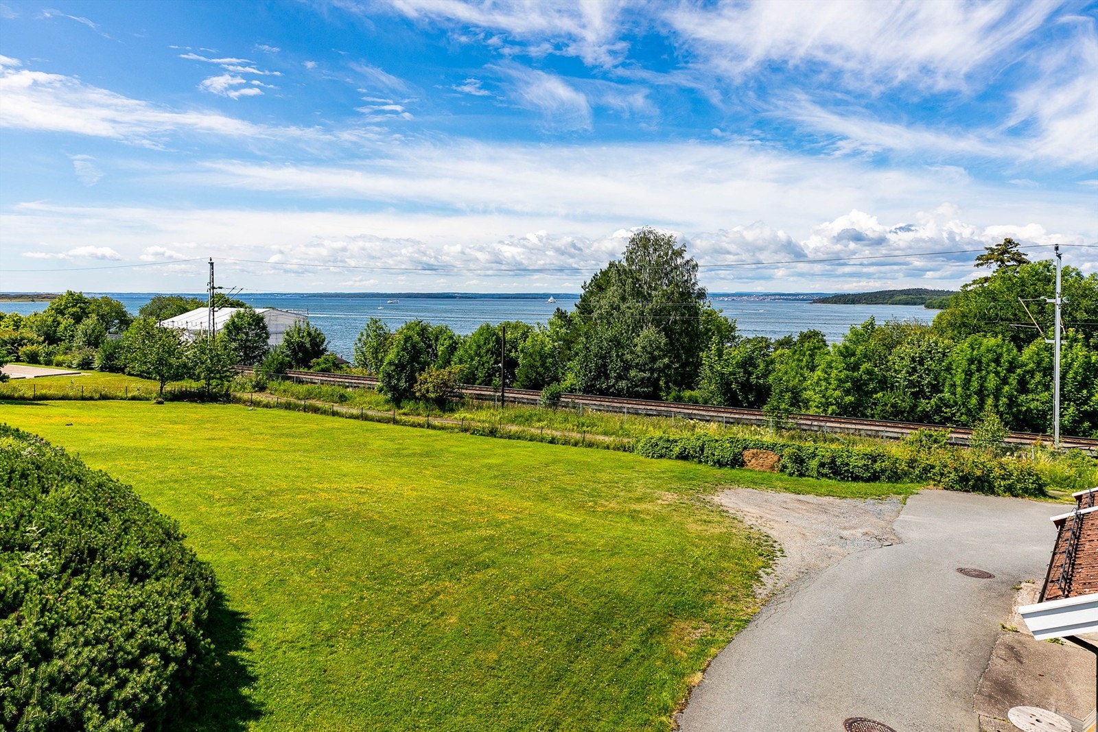 På tomten er det flott utsikt mot blant annet Oslofjorden og Vestfold-siden. Galleribilde