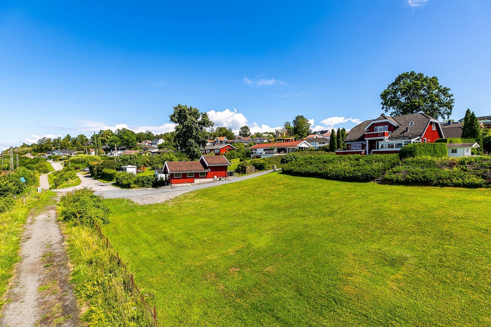 Grusveien til venstre passerer vest for tomten. Galleribilde