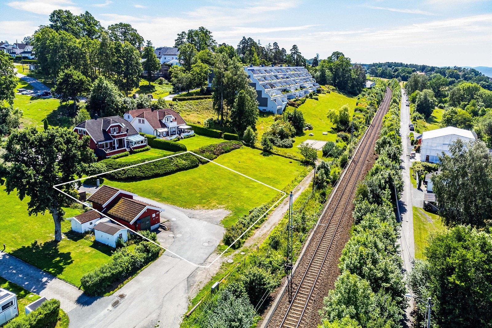 Eiendommen har en svært attraktiv plassering i vestvendt terreng på Feste, like syd for sentrumskjernen av Moss. Galleribilde