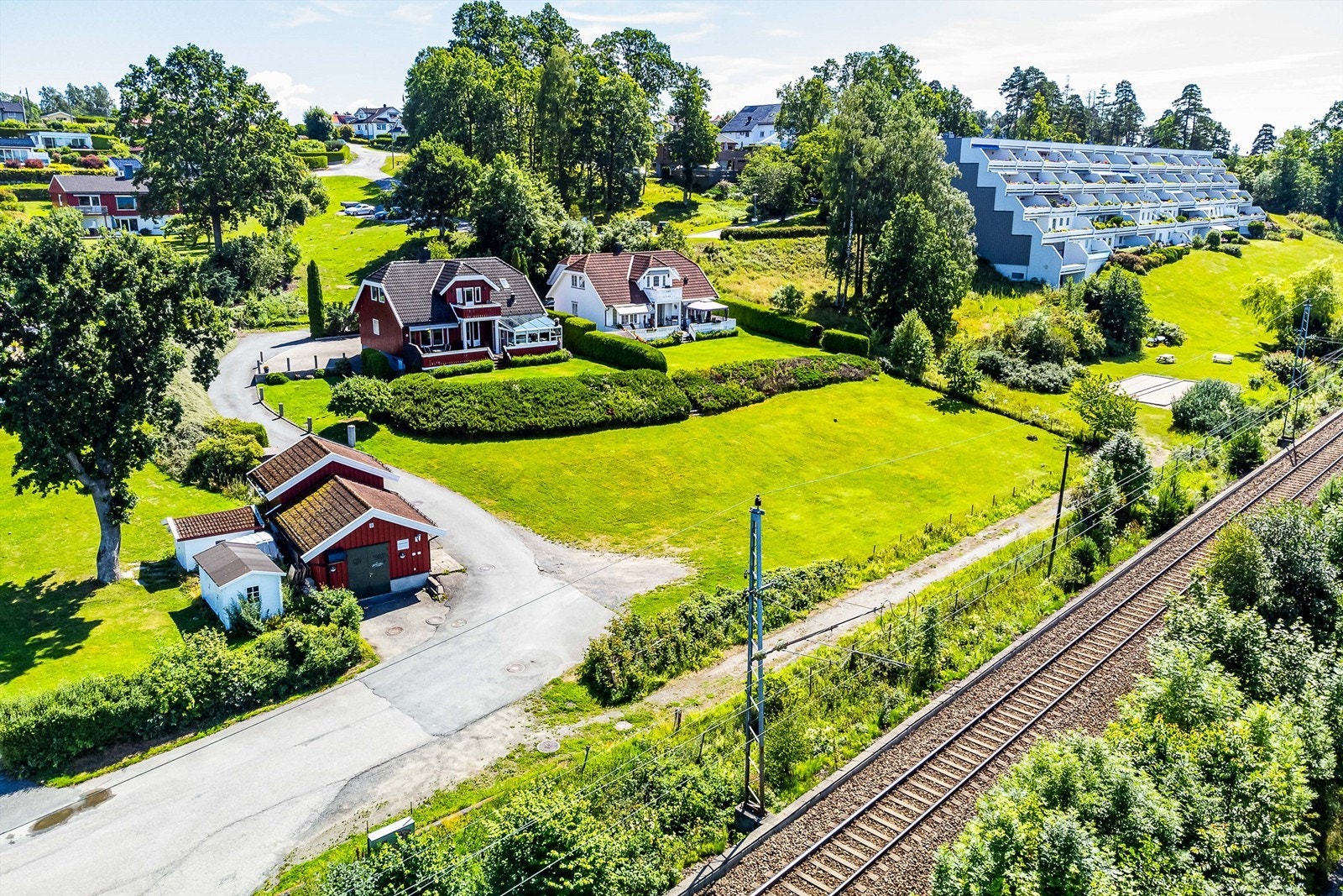 Eiendommer ovenfor har adkomstrett over tomten. Galleribilde