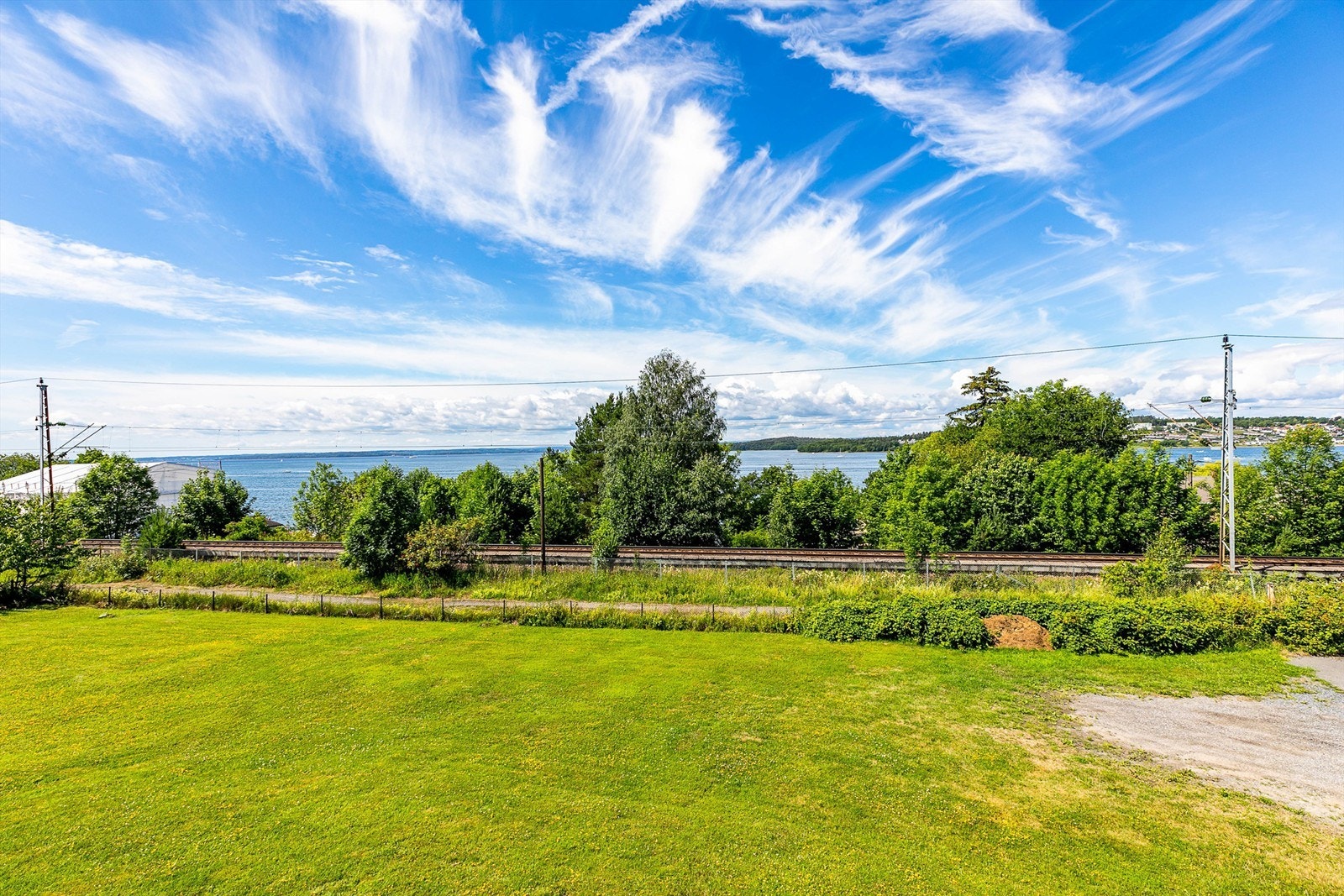 Utsikten inkluderer også Værlebukta og Søndre Jeløy. Galleribilde