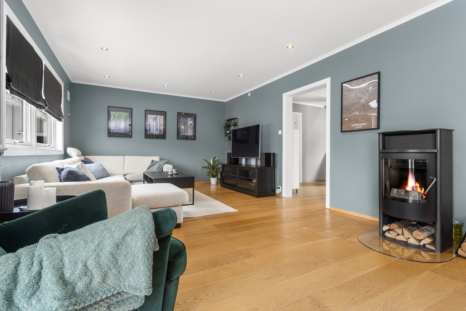 Det er eikeparkett på gulv, malte overflater på vegger og tak. Galleribilde