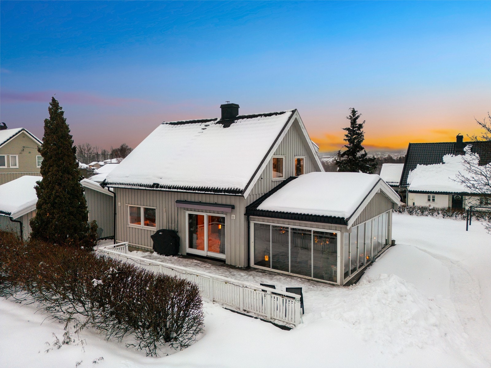 Enebolig over 2 plan med stor tilbygget utestue Galleribilde