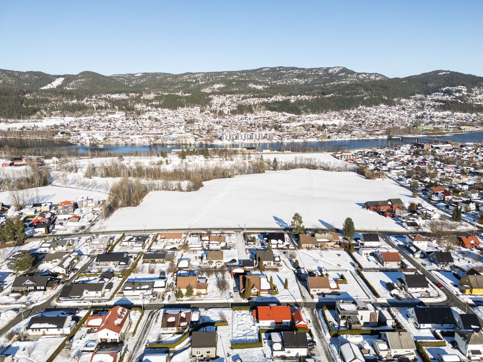 Det er ca. 24 minutter med tog fra Mjøndalen til Asker, ca. 50 minutter til Oslo og ca. 32 minutter til Kongsberg. Ca. 15 minutters kjøring til Drammen sentrum. Galleribilde