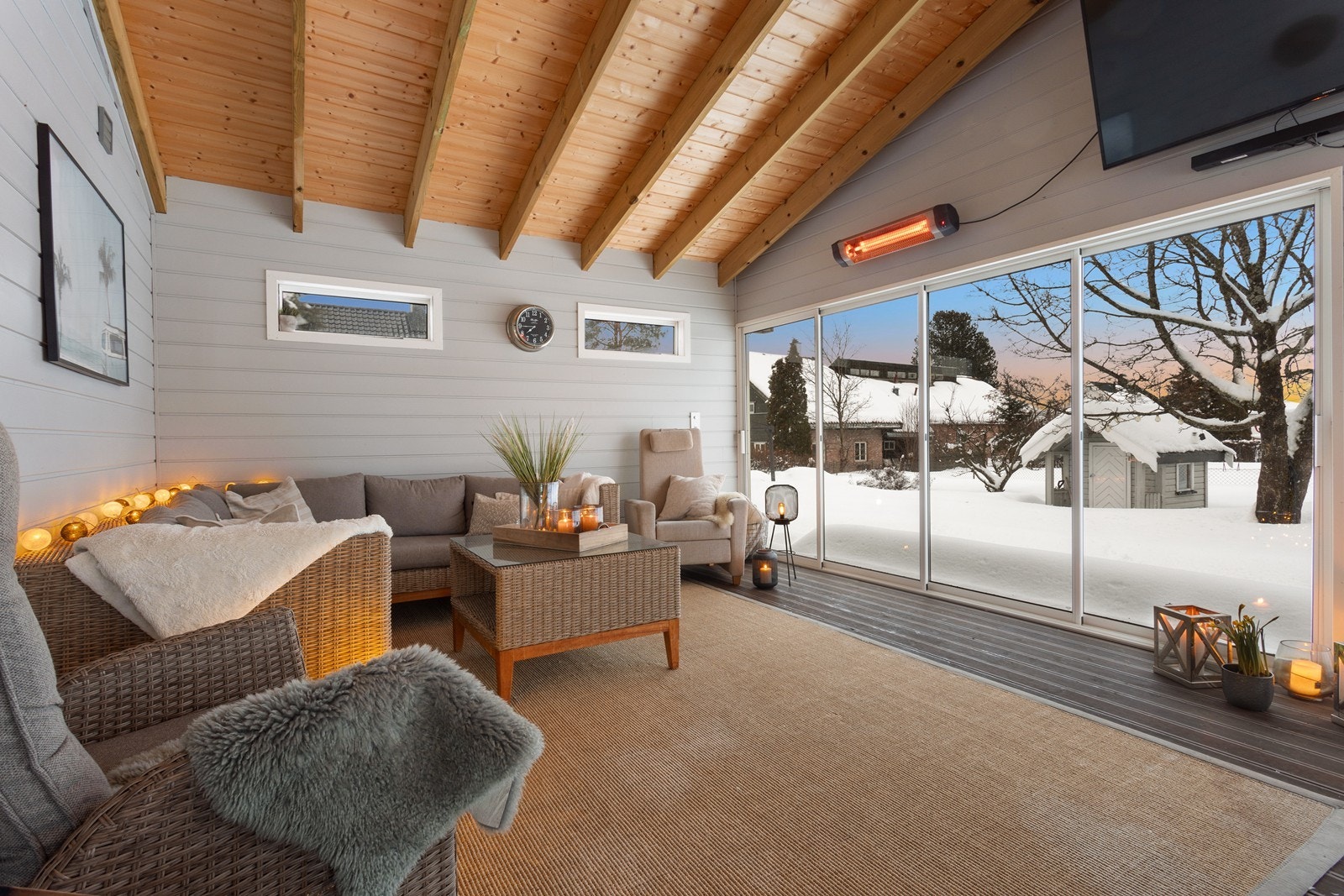 I utestuen er det store skyvedører som slipper inn mye lys hele året. Rommet har varmelamper slik at sommeren kan forlenges. Galleribilde