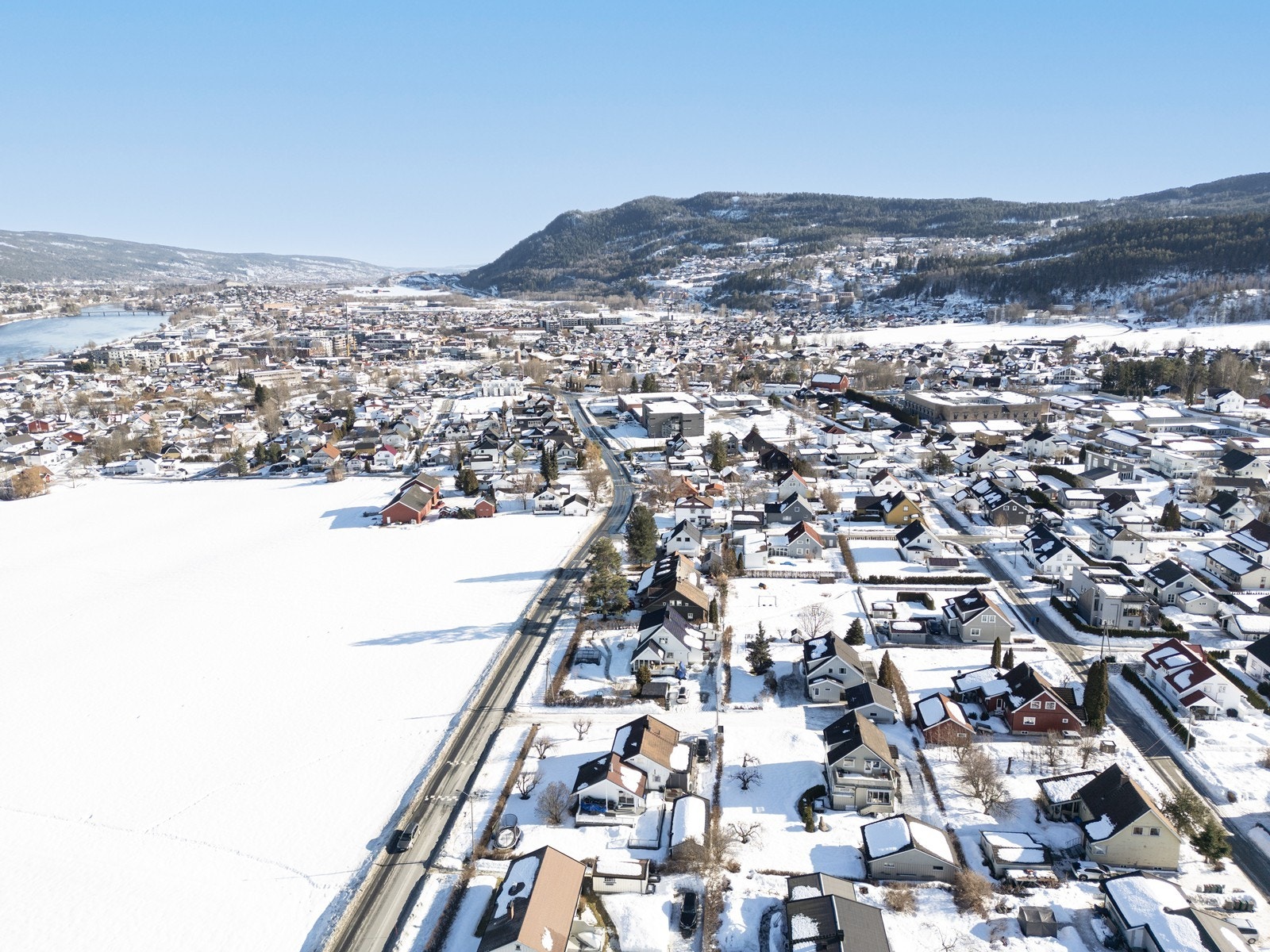 Mjøndalen Idrettsforening har gode idrettstilbud og flotte idrettsanlegg (Vassenga) m/bl.a. innendørs fotballbane, gressbaner, kunstisbane, treningssenter etc. Flotte turmuligheter i Portåsen og turområder med gangsti til Hokksund/langs Drammenselva. Galleribilde