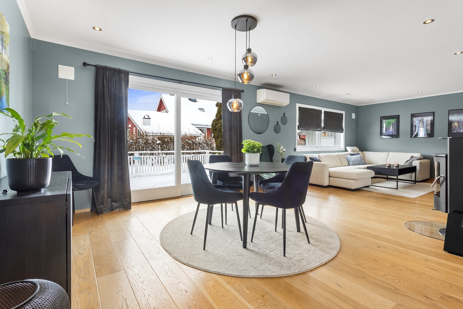 Det er både peisovn og varmepumpe i stue Galleribilde