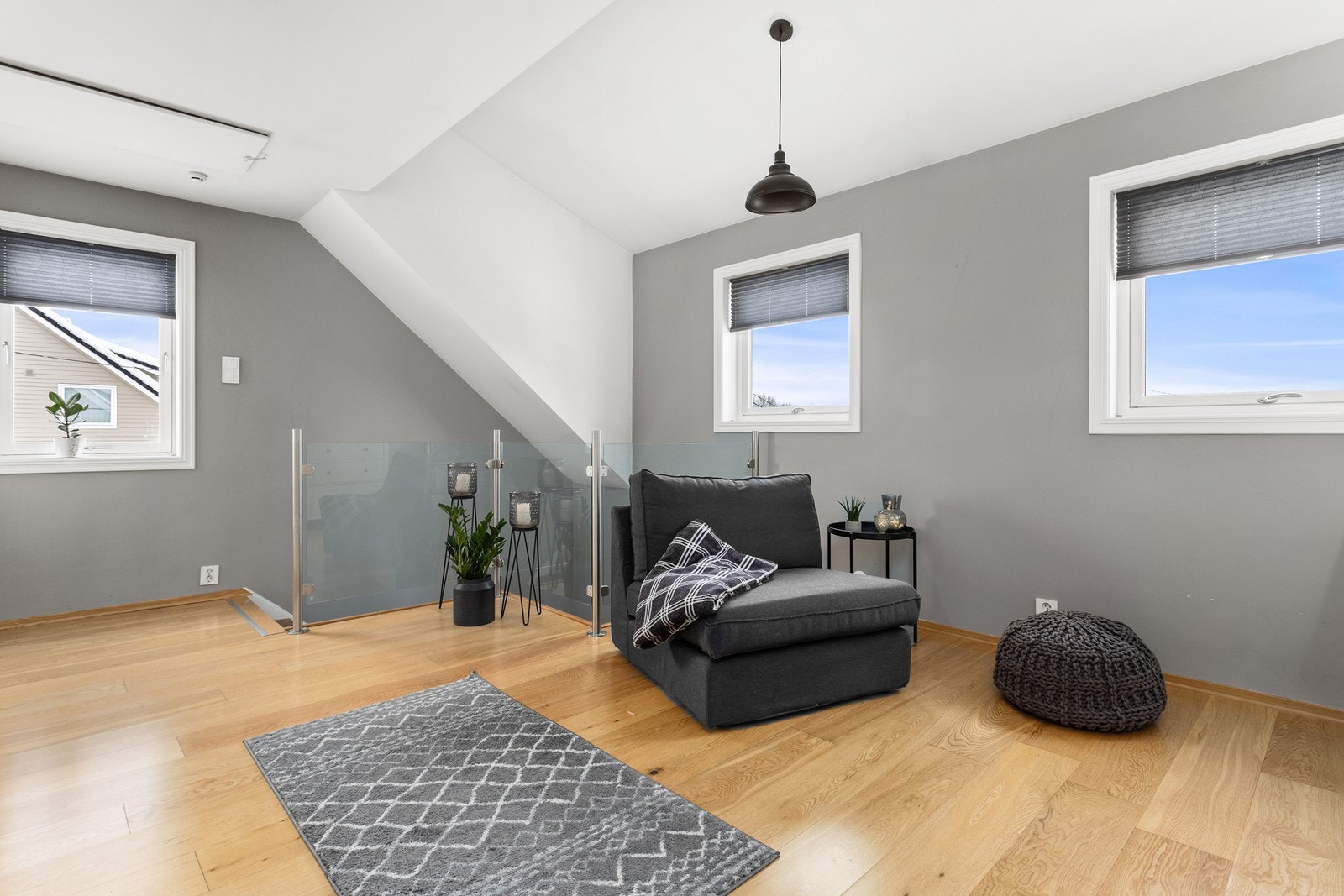 Loftstue i 2. etasje med god plass til en ekstra tv-stue eller lekeplass. Galleribilde