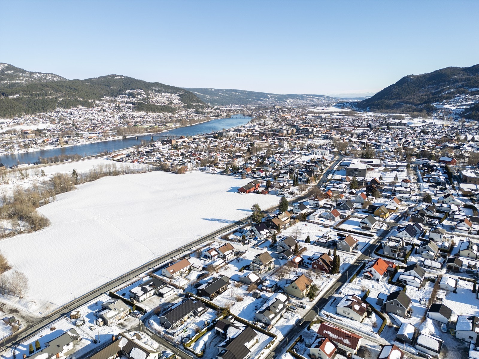 Marka med nydelige turmuligheter hele året. Få minutter til Mjøndalen stasjon med god forbindelse med tog eller buss til Hokksund, Kongsberg, Oslo og Drammen. Galleribilde