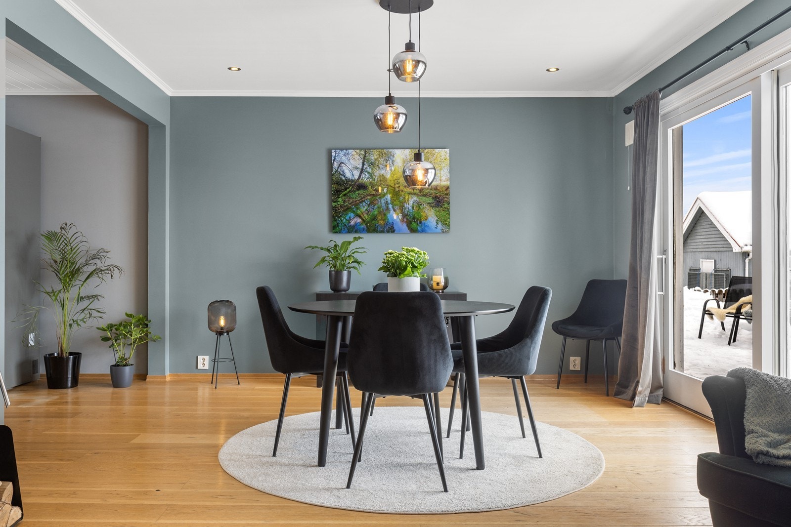 Hyggelig spiseplass med god plass til stort spisebord. Direkte utgang til terrasse, utestue og hage. Galleribilde