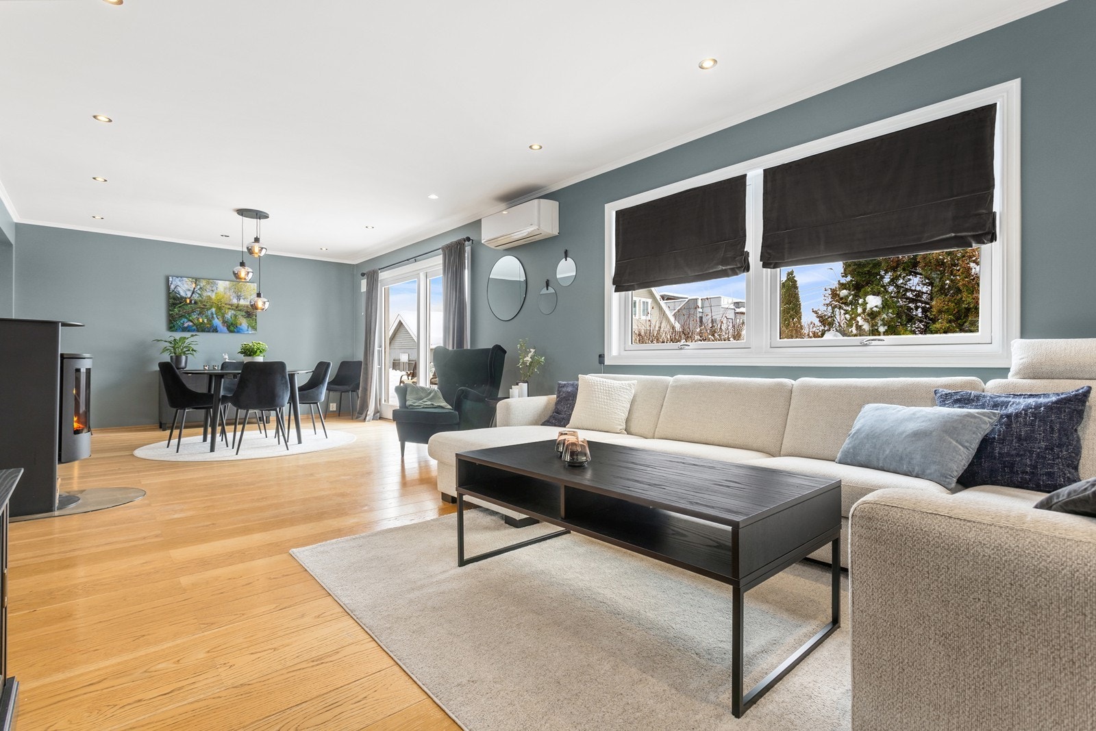 Stor stue og spisestue hvor det er utgang til terrasse og hage Galleribilde