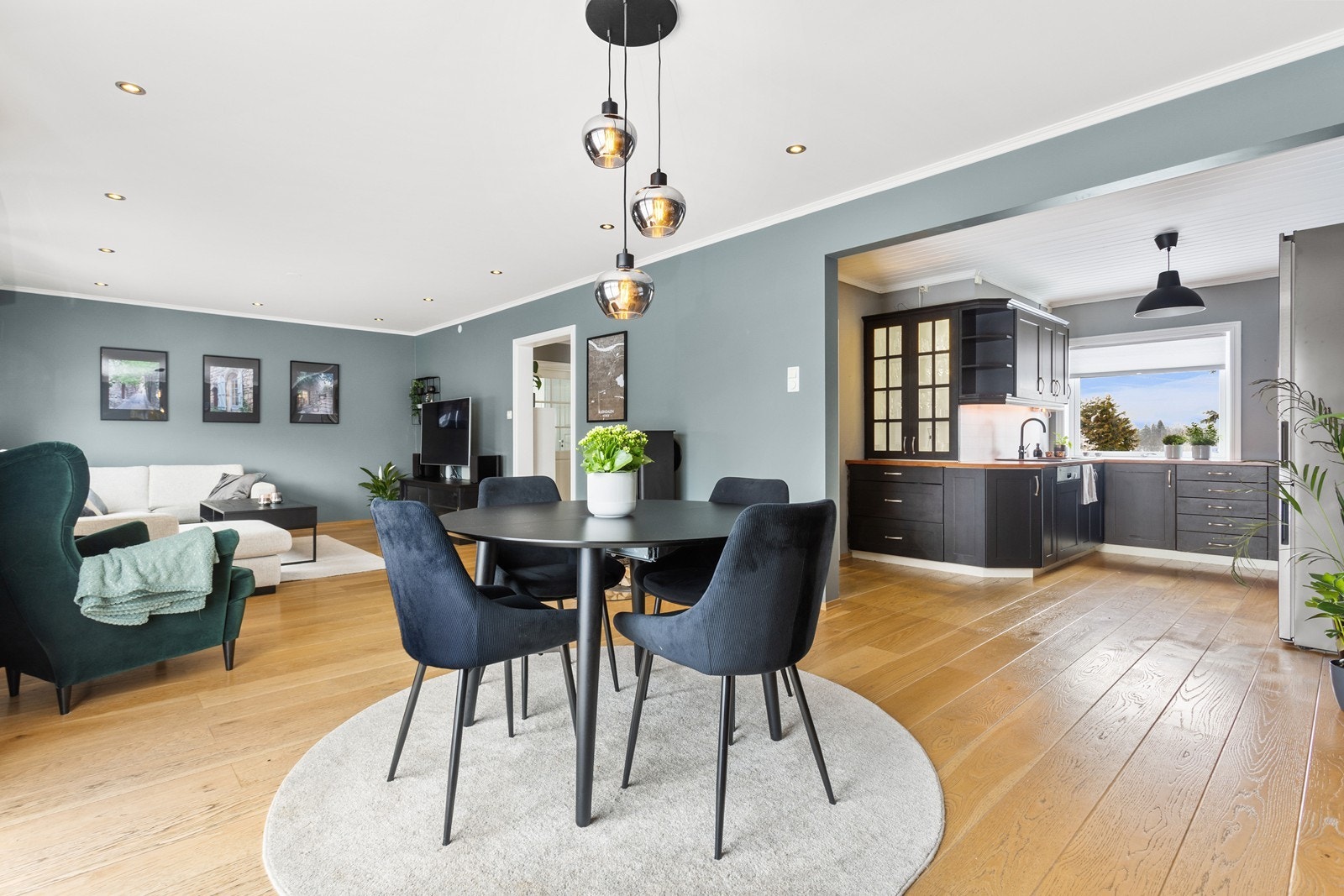 Romslig stue med spotter i taket. Galleribilde