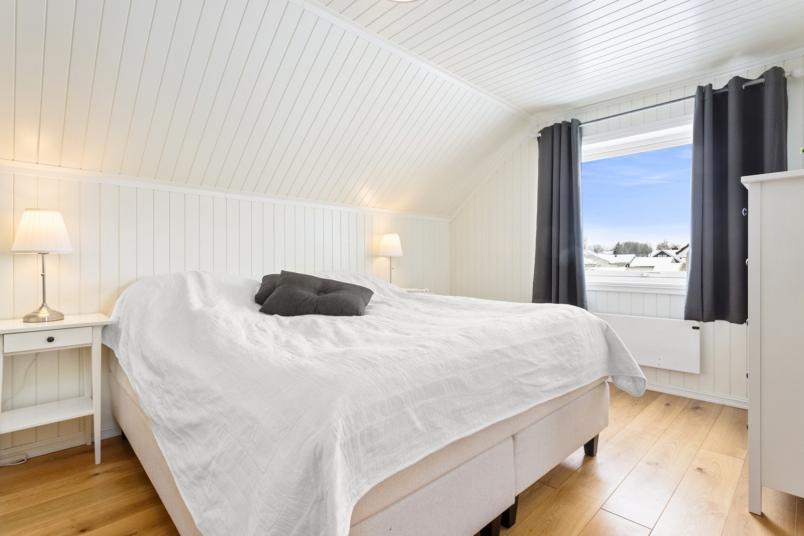 Hovedsoverommet er lyst og trivelig, med god plass. Her er det også en skyvedørsgarderobe som ikke vises på bildet. Galleribilde