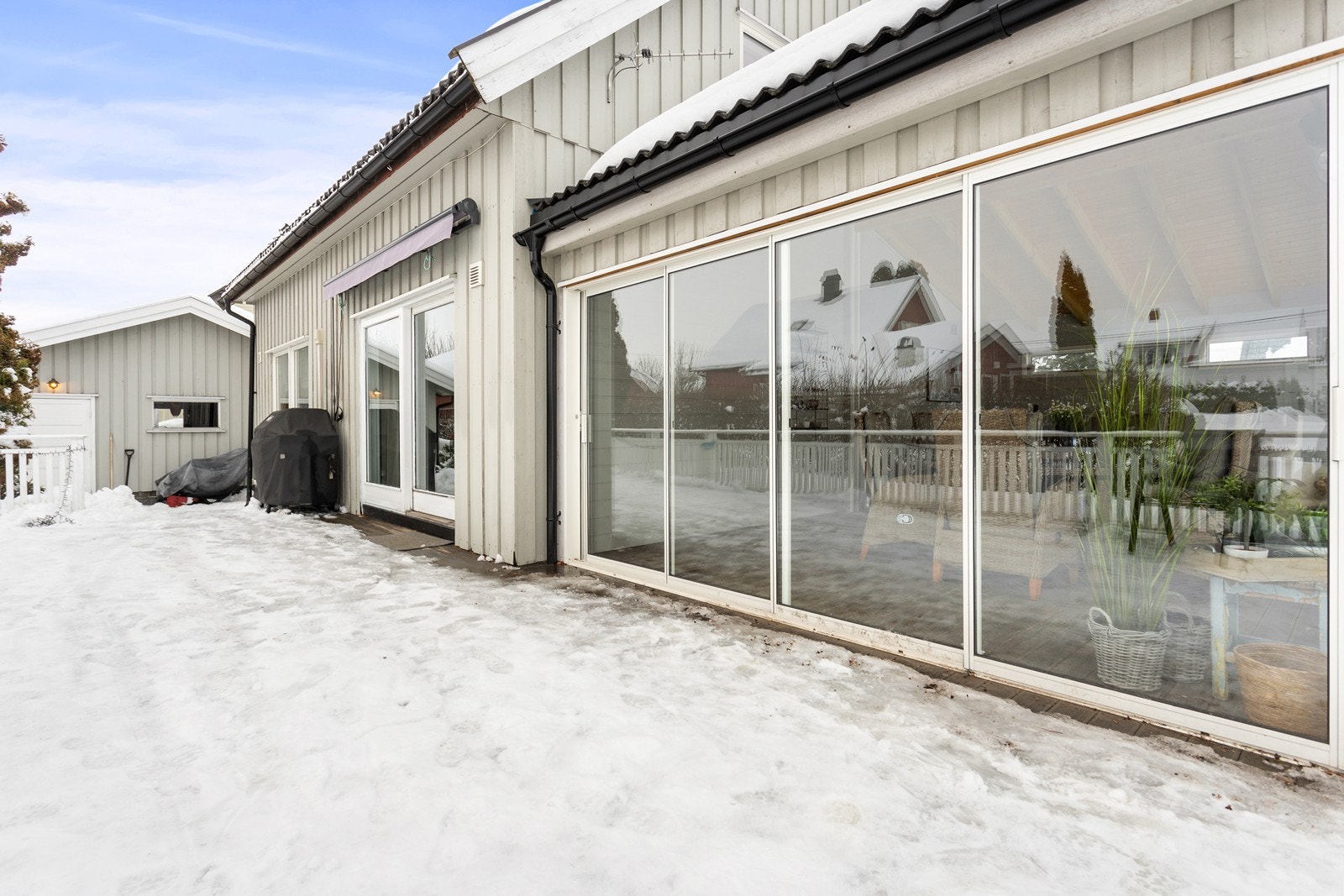 Fra stuen er det utgang til terrasseplatting og hage, samt inngang til utestue Galleribilde