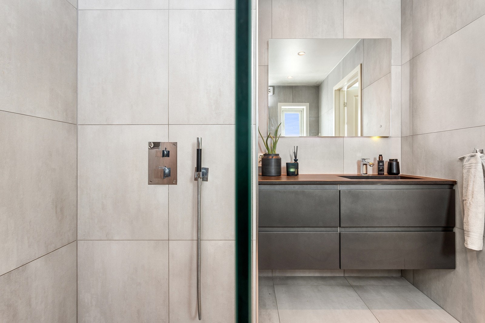 Over servant er det speil med integrert belysning. Galleribilde