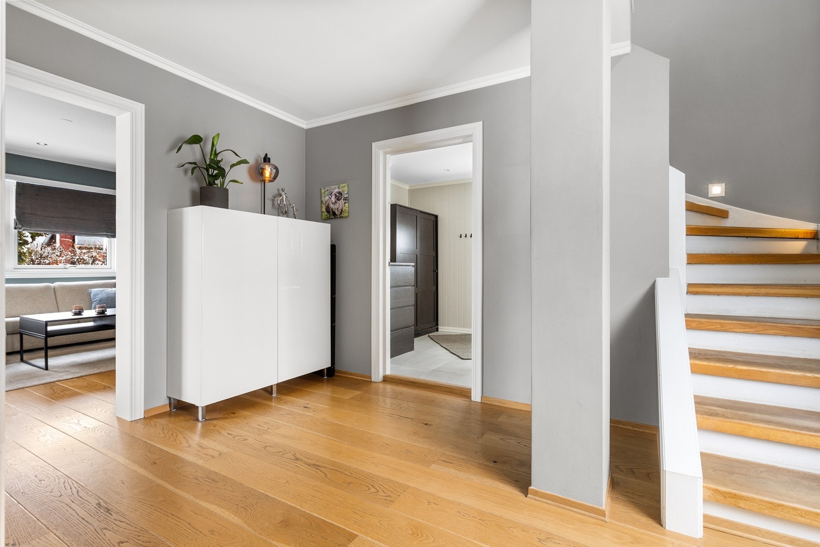 Fra gangen og mot spisestue/kjøkken. Hall med trapp opp til 2. etasje. Galleribilde