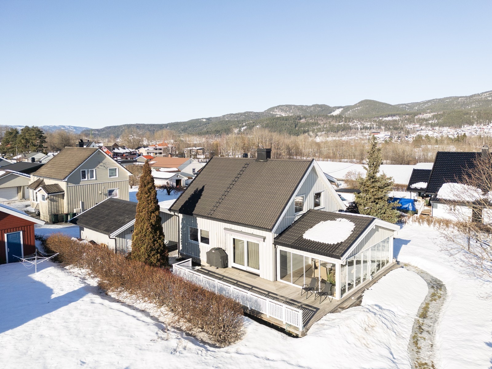 På bildet ser du boligen med stor terrasse og utestue på høyre side. Stort solrik tomt med mange muligheter. Galleribilde