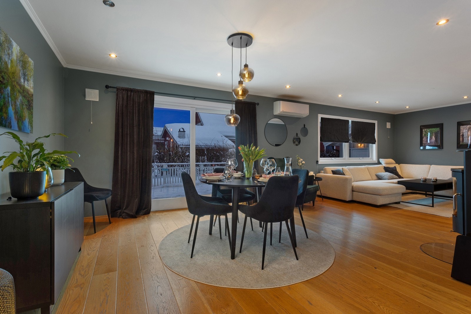 Spisestue med hev/skyvedør ut til terrasse og hage Galleribilde