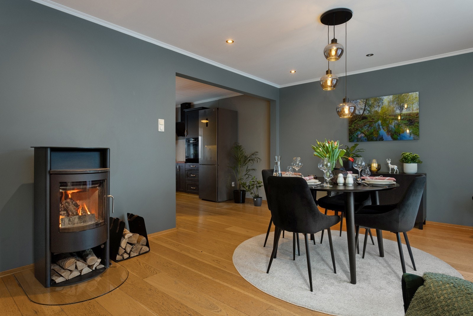 Peisovn i spisestue Galleribilde