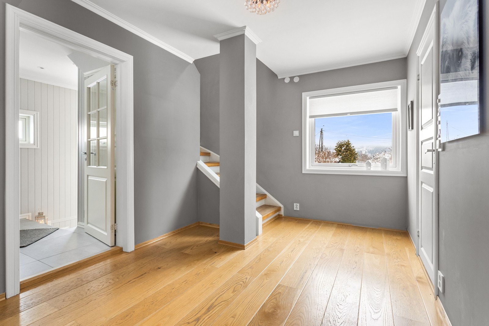 Det er delikate farger på veggene i hallen med trapp opp til 2. etasje. Galleribilde