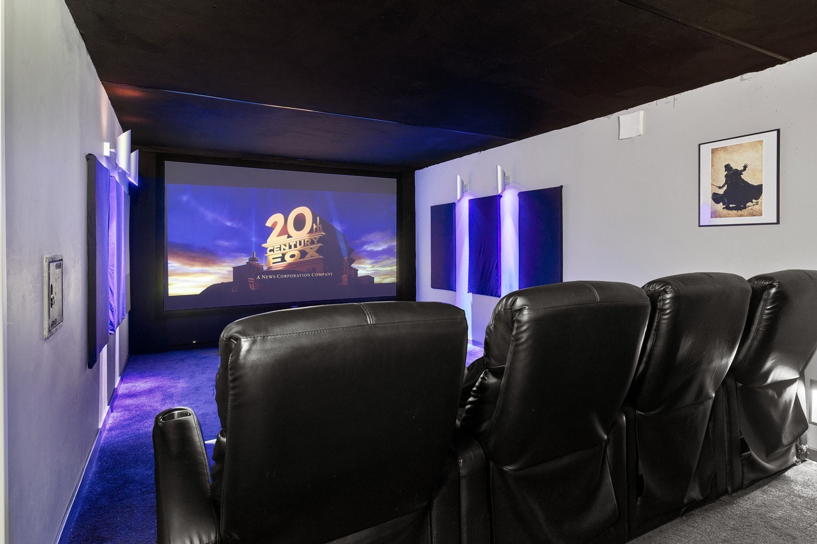 Len deg tilbake og nyt en god lyd og filmopplevelse! "Kinorommet" har 7 kinostoler i 2 nivåer, rå lyd og et 130" lerret. Galleribilde