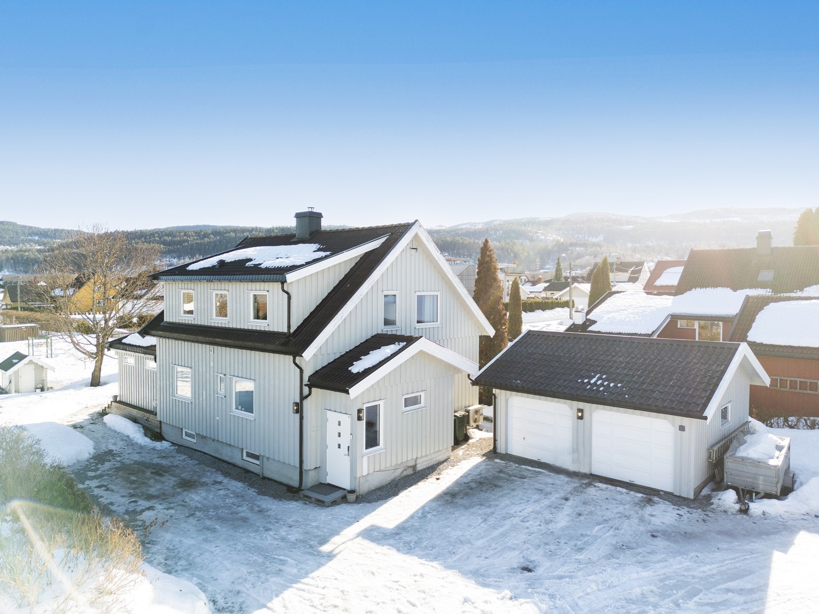 Eiendommen er beliggende flott til grensende til friområde/lekeplass Galleribilde