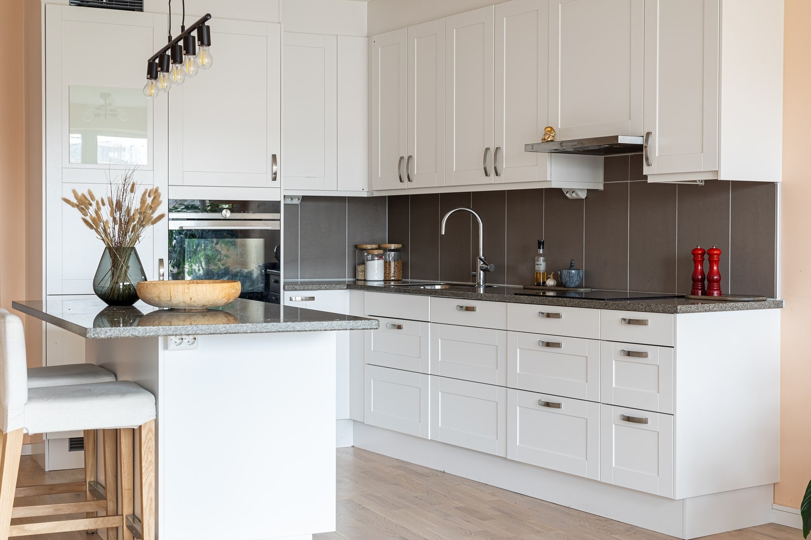 Moderne kjøkken med stilrent design og høy kvalitet på innredningen. Galleribilde