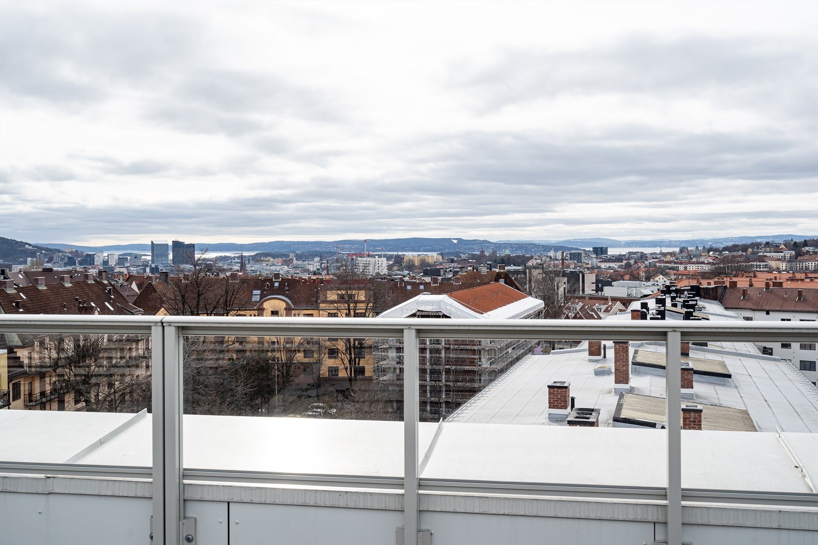 Bred utsikt fra takterrasse over byen og omkringliggende landskap Galleribilde