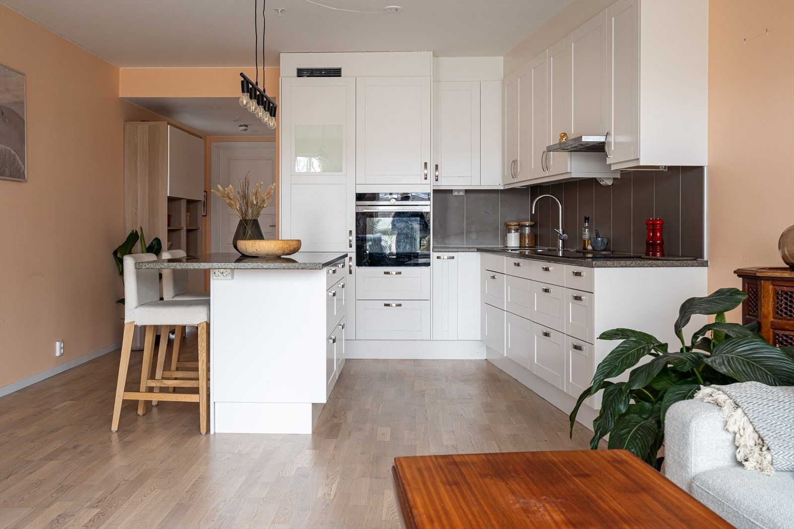 Kjøkkenarena med barløsning som inviterer til morgenkaffen i hyggelige omgivelser. Integrerte hvitevarer på kjøkken medfølger ved overdragelsen. Galleribilde