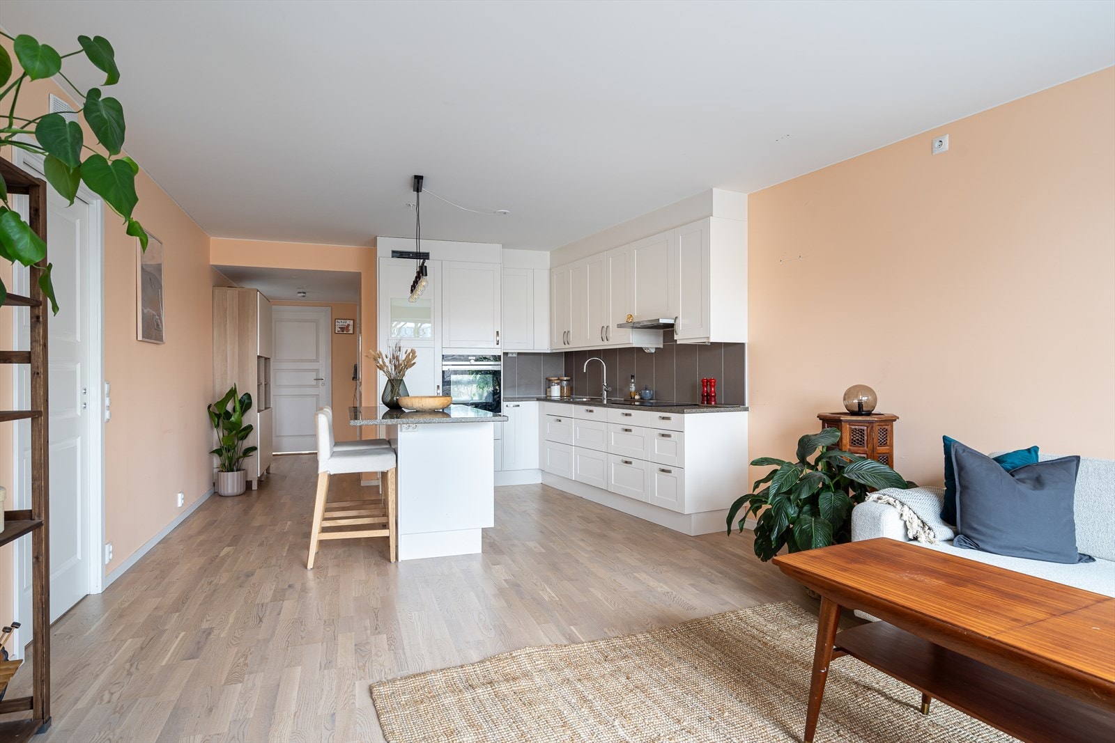 Åpent stue- og kjøkkenområde med god plass for sosiale sammenkomster. Galleribilde