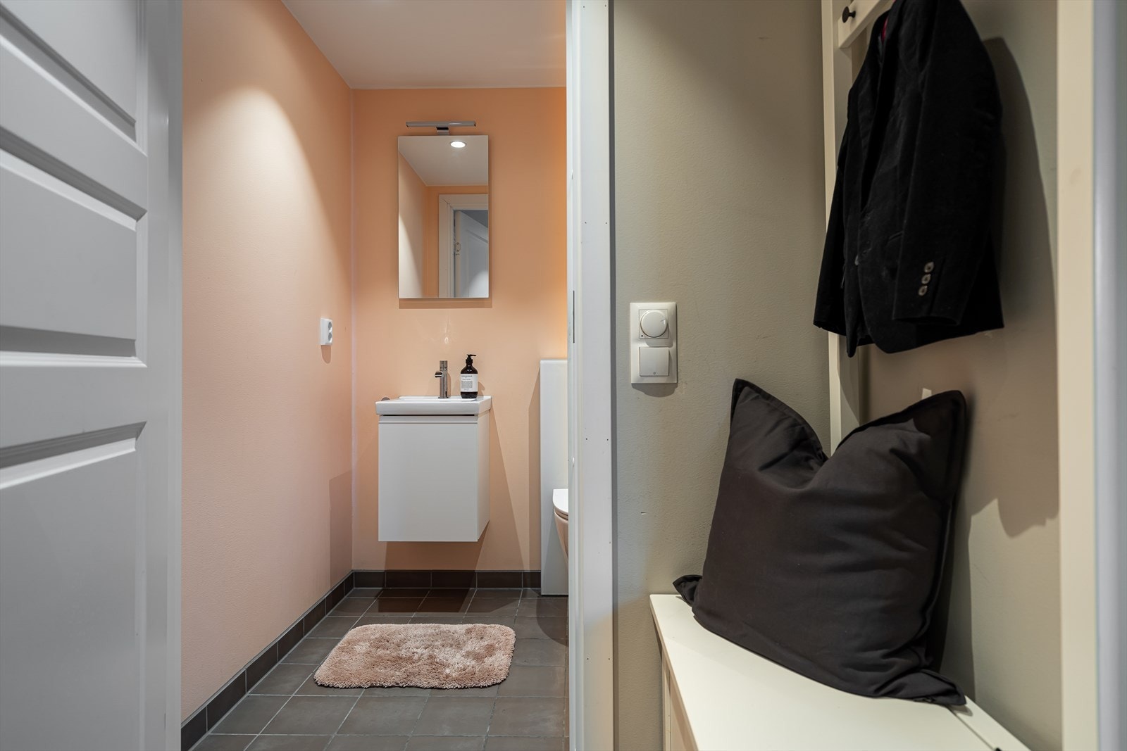 Fra entréen har du adkomst til boligens ekstra toalettrom. Perfekt når du har gjester. Galleribilde