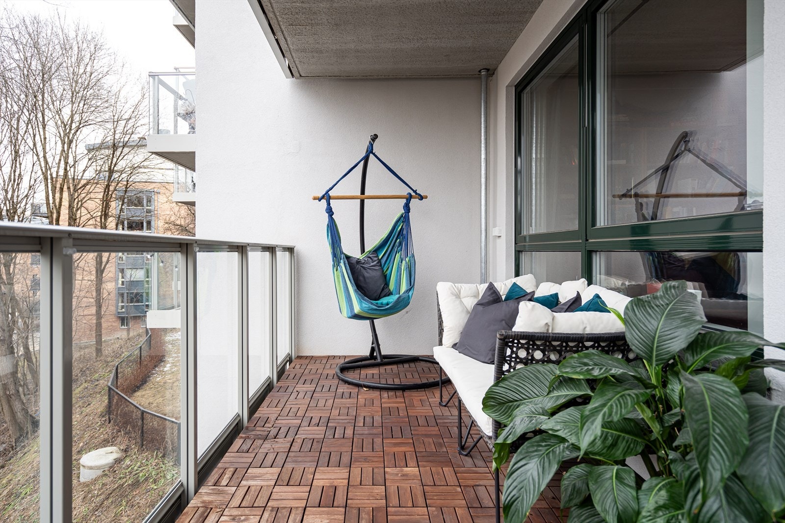 Balkongen er på ca. 8 m². Her har du god plass til sittegruppe og grill. Det er tillatt med elektrisk eller gassgrill. Galleribilde