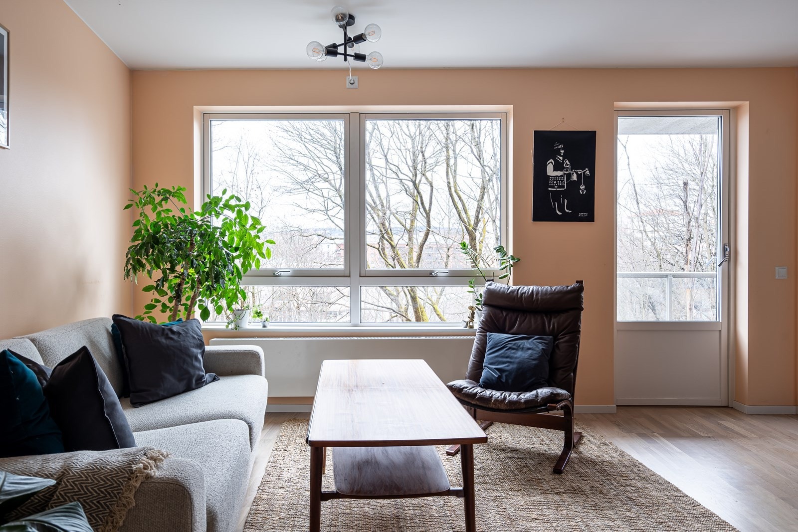 Stue med store vinduer som tilfører rikelig med naturlig lys og utsikt til Akerselva. Galleribilde