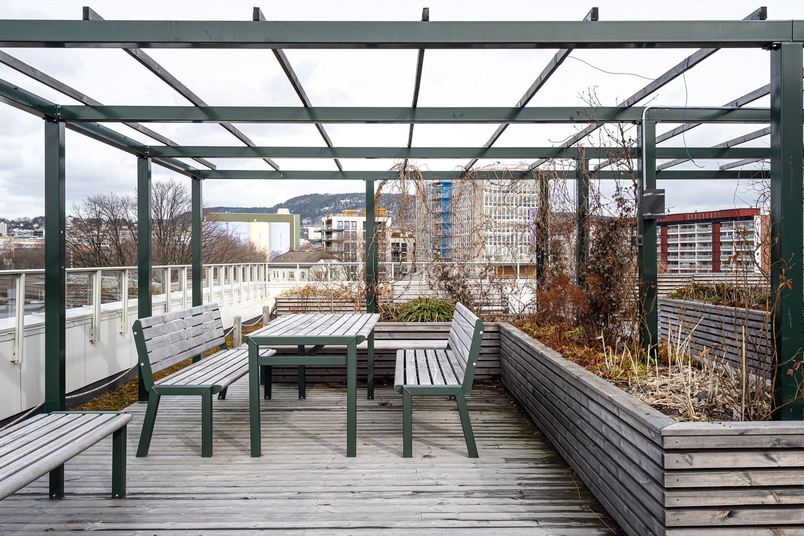 Paviljongen på takterrasse kan bookes. Terrassen er opparbeidet med flott beplantning og sittegrupper for avslapning eller sosiale sammenkomster. Galleribilde