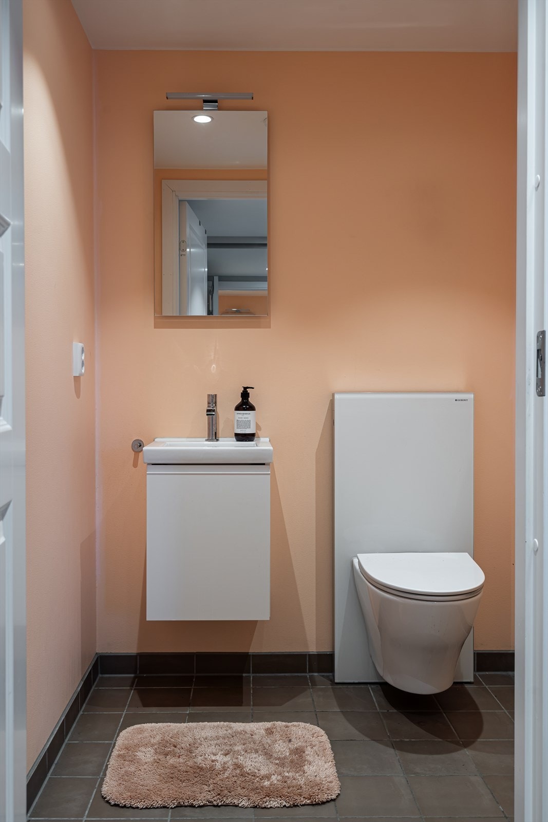 Tidløs og funksjonelt toalettrom med vask og wc. Galleribilde