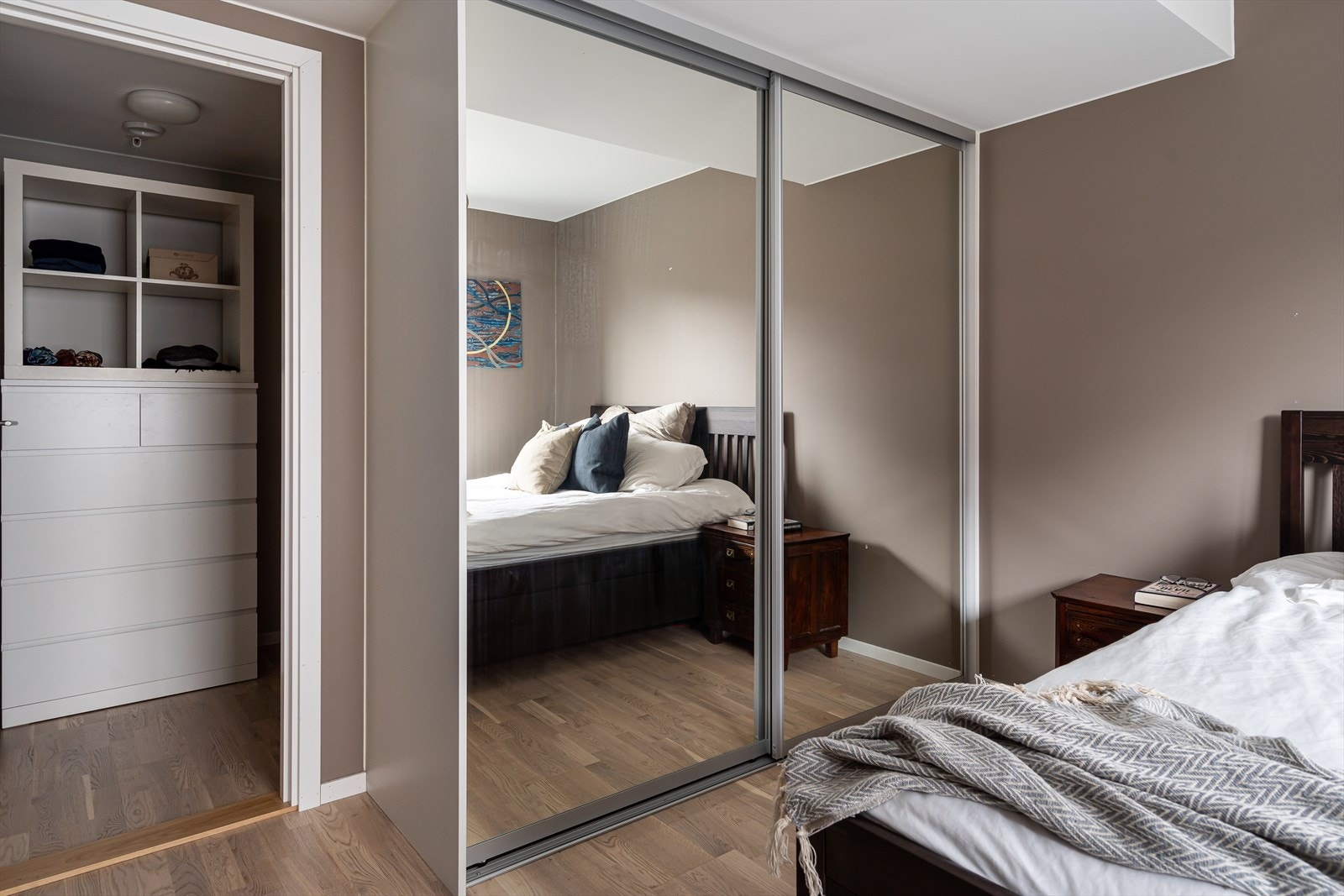 Rommet har direkte adkomst til innvendig bod, som i dag benyttes som ekstra oppbevaring for tøy og diverse som du har bruk for i hverdagen. Galleribilde