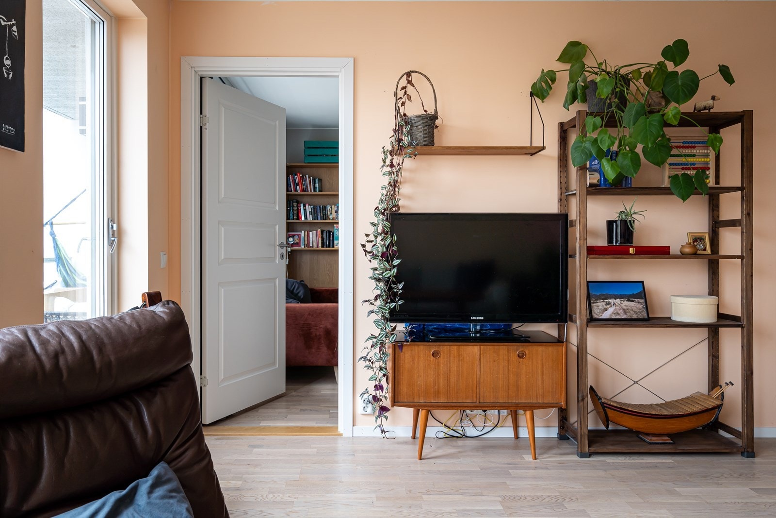 Fra stuen har du adkomst til boligens tredje soverom, som i dag er innredet som ekstra stue / gjesterom eller kontor. Galleribilde