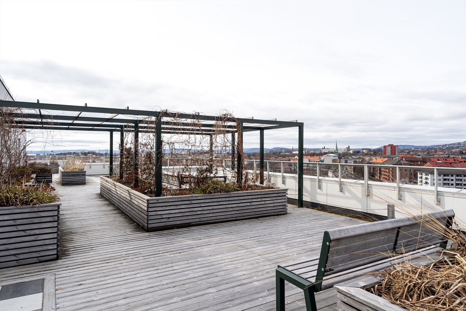 Felles takterrasse med panoramautsikt ut over hele Oslo. Terrassen er inndelt i ulike soner. Her kan du booke paviljong til selskap eller nyte utsikten i ro og fred. Galleribilde