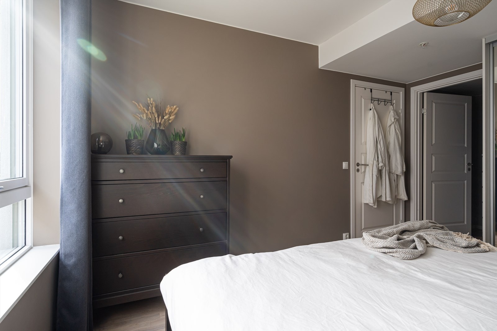 Hovedsoverommet er innredet med dobbeltseng og skyvedørsgarderobe med speilfronter. Galleribilde