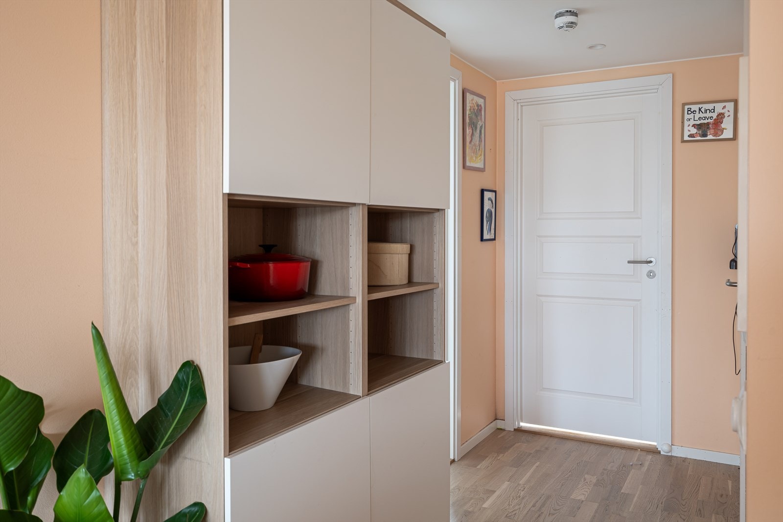 Mellomgang med rikelig plass for ekstra oppbevaringsløsninger. Galleribilde